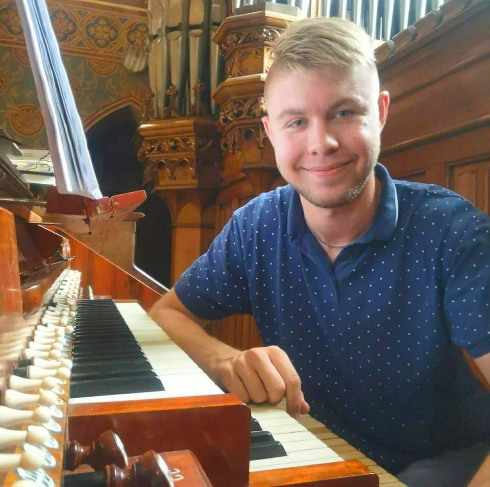 Organista Fabián Greš: Nie je správne, ak umelo zosilnený hlas organistu vytŕča nad ľudí v chráme