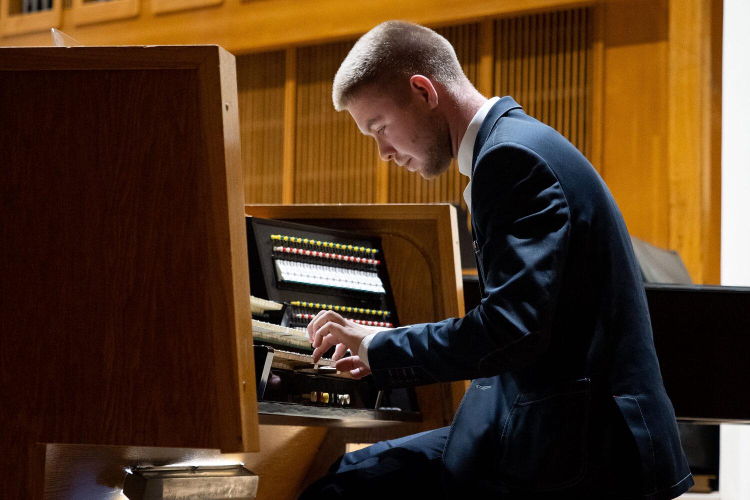 Organista Fabián Greš: Nie je správne, ak umelo zosilnený hlas organistu vytŕča nad ľudí v chráme